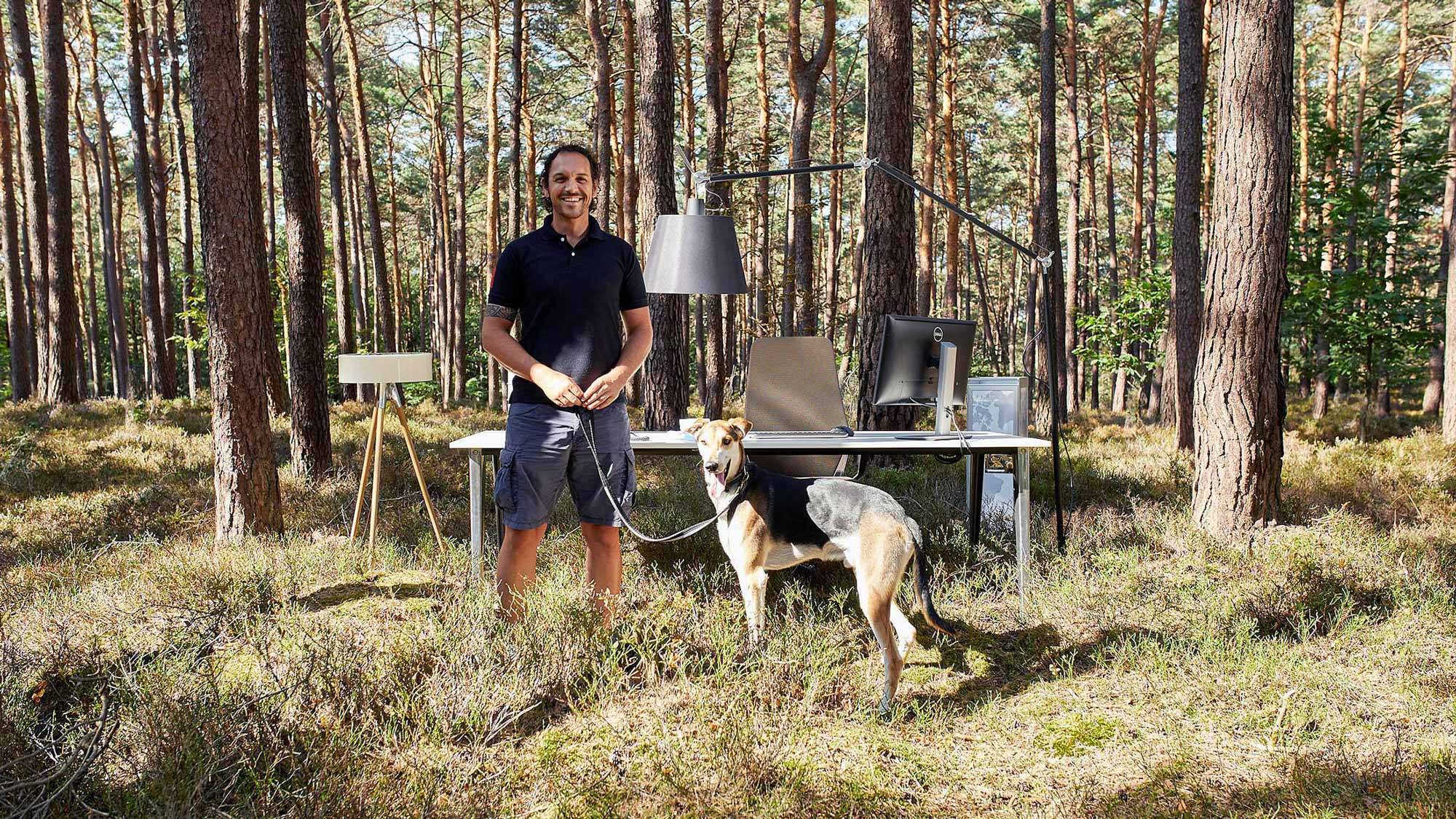 Mann mit Hund im Waldbüro